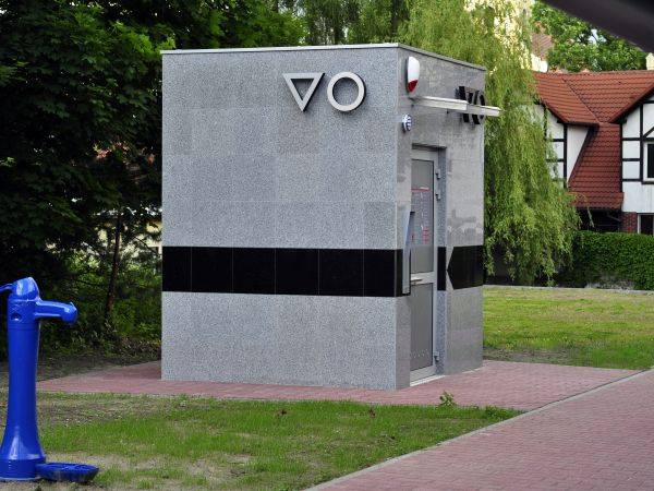Co powiecie na zakupy znakomitych toalet publicznych?