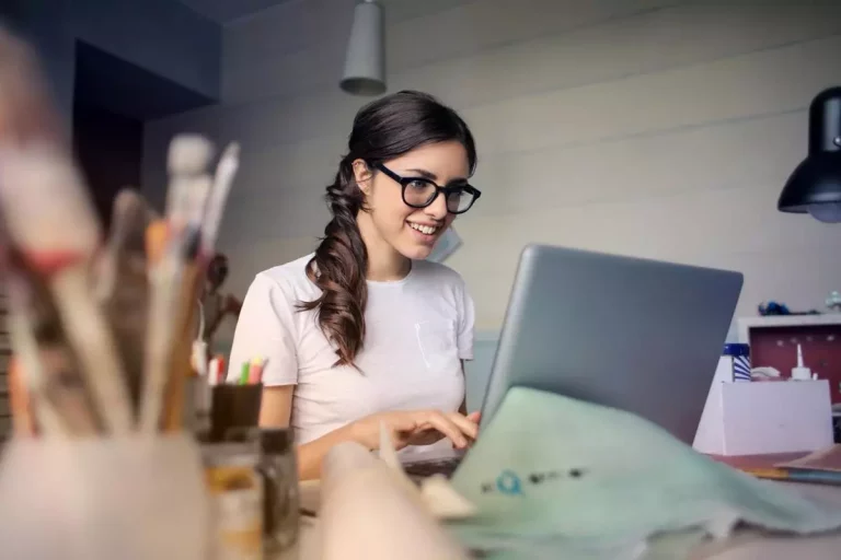 Edukacja online a przyszłość nauki: Wirtualne uczelnie i kursy e-learningowe