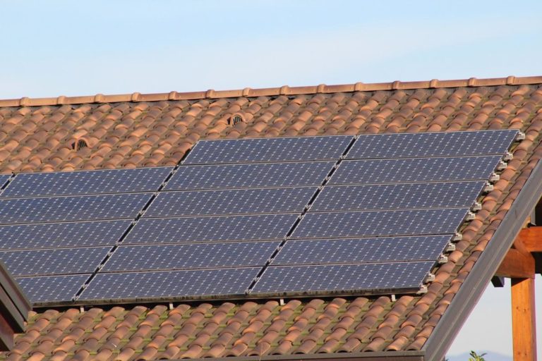Nowoczesne Rozwiązania w Budownictwie: Energia Słoneczna, Smart Home i Ekologia
