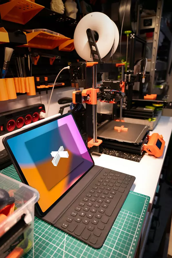 Uchwyt do telefonu, wieszak na słuchawki – personalizowane gadżety z zlecenia3d.pl